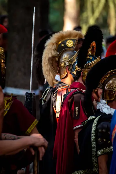 Süslü miğferleri ve zırhı olan bir grup Romalı lejyoner..