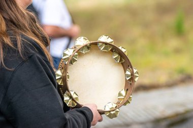 Galiçya Pandeireta Aletinin Yakın Çekimi. Bir bölgenin belirli araçlarını kavra.