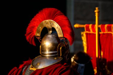 Bir Romalı subayın cilalı metal miğferi. Gücün ve otoritenin sembolünü kabul et.