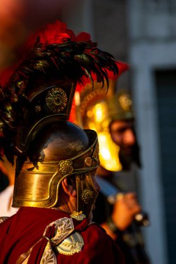 Otantik bir Roma kostümünde tarihi bir canlandırma. Konsept Tarihsel doğruluğa adanmışlık.