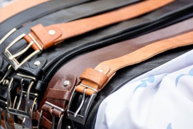 Bir markette satılık klasik erkek deri kemeri çeşitleri.