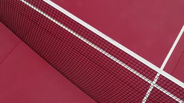 Kızıl Tenis kortunun havadan çekilmiş videosu. Sporun canlı renklerini kavra.