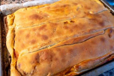 Geleneksel İspanyol empanada gallega parşömen kağıdı üzerinde soğutma Otantik Gastronomi