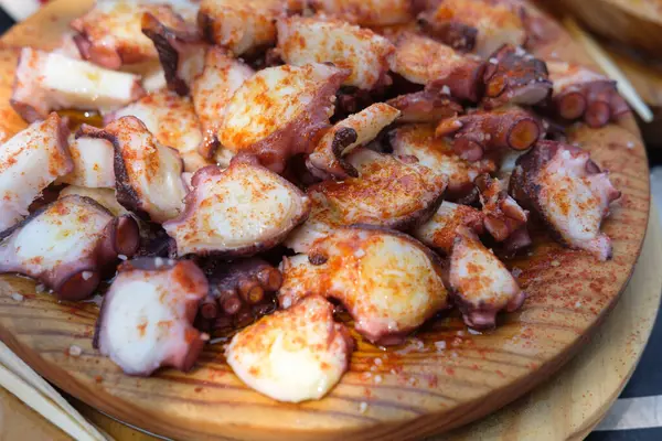 Paprika Pulpo a Feira ile Galiçya Stili Ahtapot 'u kapatın. Geleneksel bir galaksi tarifi.