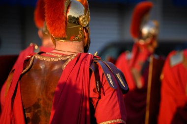 Gün batımında Kavisli Kılıç Tutan Bir Savaşçının Eli. Kavram Savaşın altın saati.