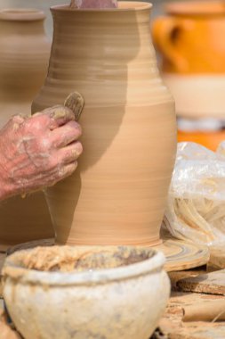 El yapımı bir seramik tencereyi yaratma süreci