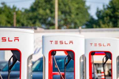 Elektrikli Araç Altyapıyı Yüklüyor Kapatın