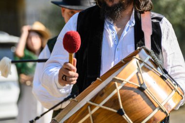 Halk kültürünün canlı enerjisi güneşteki performansı Kutlamanın Ruhu