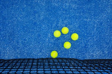 Ağ Arkasında Sarı Tenis Topları Spor Geçmişi Konsepti