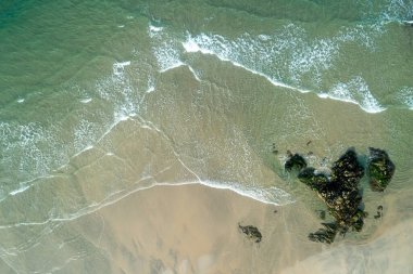 Zenithal Drone Kayalıklı Plajın Çekimi Minimalist Deniz Burnu Konsepti