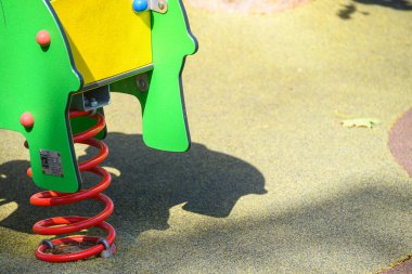 Boş bir parktaki yalnız salıncak Nostalji Konsepti