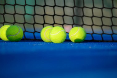 Padel toplarının bir oyuna ya da antrenman oturumuna hazır yakın plan çekimi, Padel Oyunu