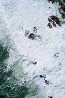 Kaotik ve Güçlü Okyanus Sahnesi Ham Enerji Konsepti