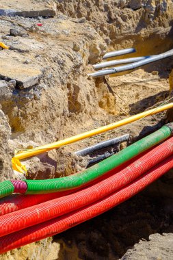 Bir Kablo İçin Oluklu Boruların Yakın Çekimi Gelişim Konsepti