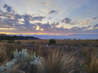 Günbatımında Yanakie Sahili - Melbourne 'un 186 kilometre güneydoğusunda, Güney Gippsland otoyolu boyunca yaklaşık 2.5 saat uzaklıkta. Saf plajları ve yürüyüş yolları var..