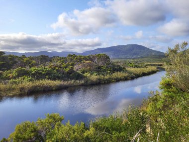 Norman Sahili 'ne akan gelgit nehri. Yerel aileler için popüler bir tatil beldesi. Wilson 's Promontory Ulusal Parkı - ıssız bölge.