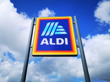 Swansea, İngiltere: 21 Eylül 2018: ALDI Store 'un beyaz bulutlu mavi gökyüzüne karşı ticari işareti. ALDI, dünya çapında 10.000 'den fazla mağazası olan iki Alman indirimli süpermarket zincirinin yaygın markasıdır.