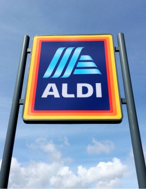 Birmingham, İngiltere: 26 Nisan 2018: ALDI mağazasının mavi gökyüzüne karşı ticari işareti. ALDI uygulamalı büyük indirimli bir süpermarket zinciri. Almanya 'da 4200 mağaza. Daha düşük fiyatlı ürünlerde uzmanlaşmıştır..