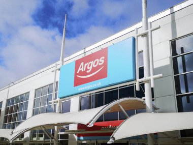Swansea, İngiltere: 10 Nisan 2019: Reklam tabelasında web sitesi olan Argos mağaza önü. Argos, İngiltere 'de faaliyet gösteren bir İngiliz katalog ve mağaza perakendecisi ve Sainsbury' nin yan kuruluşu..