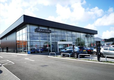 Cardiff, İngiltere: 19 Ağustos 2019: Lexus Araba Galerisi. Lexus, Japon otomobil üreticisi Toyota 'nın lüks araç bölümüdür. Lexus alternatif yakıt hibrit araçlarında uzmandır..