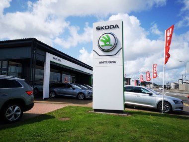 Cardiff, İngiltere: 19 Ağustos 2019: Skoda Araba galerisi ve yeni ve kullanılmış arabalar satışa sunuldu. KODA AUTO, daha çok bilinen adıyla Skoda, Çek otomobil üreticisi..