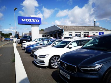 Cardiff, İngiltere: 19 Ağustos 2019: Ticari tabelalı Volvo Otomobil Galerisi. Volvo otomobiller, VOLVO olarak biçimlendirilmiş, lüks araçlar markası ve Çin otomotiv şirketi Geely 'nin yan kuruluşudur..