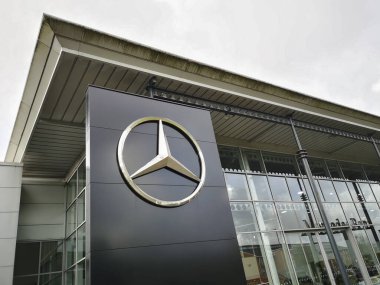 Swansea, İngiltere: 18 Mayıs 2021: Logolu Mercedes showroom. Mercedes-Benz, genellikle lüks araçlar ve ticari araçlar üreten Mercedes olarak bilinir..