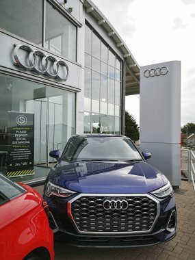 Bridgend, İngiltere: 27 Haziran 2021: Audi araba galerisi yeni ve kullanılmış araba satıyor. Audi AG, Alman otomobil üreticisi ve Volkswagen Group 'un bir yan kuruluşudur..