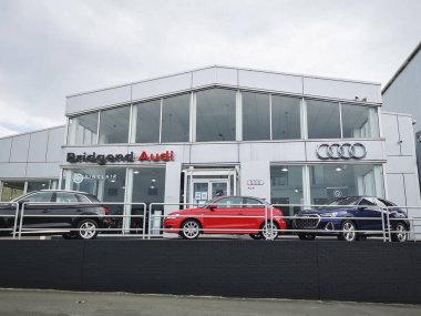 Bridgend, İngiltere: 27 Haziran 2021: Audi araba galerisi yeni ve kullanılmış araba satıyor. Audi AG, Alman otomobil üreticisi ve Volkswagen Group 'un bir yan kuruluşudur..