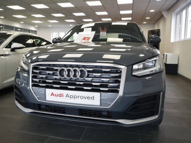 Bridgend, İngiltere: 27 Haziran 2021: Audi araba galerisi yeni ve kullanılmış araba satıyor. Audi AG, Alman otomobil üreticisi ve Volkswagen Group 'un bir yan kuruluşudur..