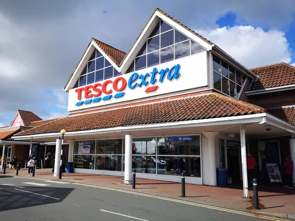 Llanelli, İngiltere: 21 Eylül 2018: Bir Tesco Extra süpermarketinin ana girişi. Engelli park yerleri mağazaya kolay erişim sağlar. Tesco, İngiltere 'nin en büyük süpermarket zinciri..