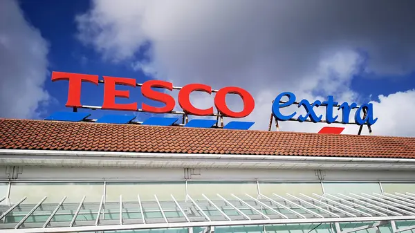 Llanelli, İngiltere: Eylül 2018: Bir Tesco Extra süpermarketinin ticari tabelaları. Tesco, İngiliz çok uluslu bir bakkal ve dünyanın en büyük üçüncü perakendecisi..