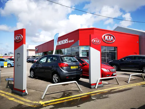 Cardiff, İngiltere: 19 Ağustos 2019: Yeni ve kullanılmış arabaları olan Kia Car bayii. Kia Motor Şirketi, genel olarak Kia Motors olarak bilinir ve merkezi Seul 'de bulunmaktadır..
