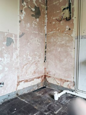 Daha iyi erişim için farklı bir yerde yeni bir kapı açmak için eski bir geçidi kapatıyorum. Açığa çıkarılmış ahşap çerçeve işçiliği yeniden alçılama ve dekorasyon gerektiriyor.