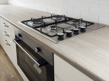 Mutfak tezgahında yeni takılmış ocağı ve gaz ocakları var. Yenilenmiş ev İngiltere pazarında satışa hazır veya kiraya hazır..