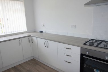 Mutfak tezgahında yeni takılmış ocağı, gaz ocakları ve mutfak üniteleri var. Yenilenmiş ev İngiltere pazarında satışa hazır veya kiraya hazır..