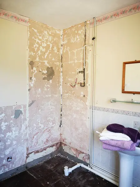 Duş kabini, bir ev yenileme projesi sırasında - dikey biçimde- yeni bir tanesinin montajı için hazırlanırken kaldırıldı.