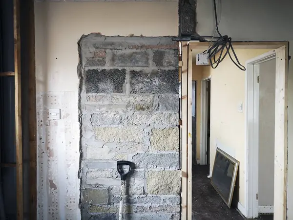Daha iyi erişim için farklı bir yerde yeni bir kapı açmak için eski bir geçidi kapatıyorum. Açığa çıkarılmış ahşap çerçeve işçiliği yeniden alçılama ve dekorasyon gerektiriyor.