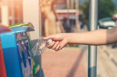 Çöpü geri dönüşüm için mavi tanka boşalt..