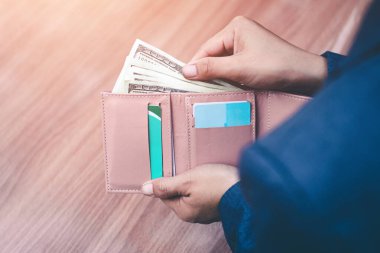 İş kadını parayı cebinde, bankada ve tasarruf konseptinde tutar..