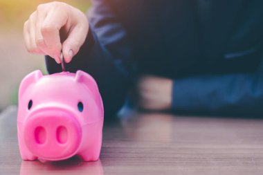 İş kadını parayı cebinde, bankada ve tasarruf konseptinde tutar..