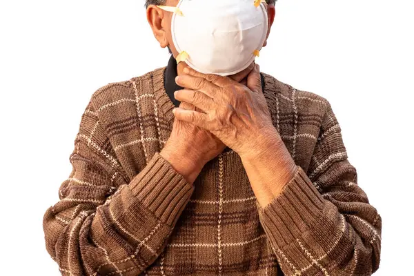Oma Gebruikt Een Masker Stof Geïsoleerd Witte Achtergrond Voorkomen — Stockfoto