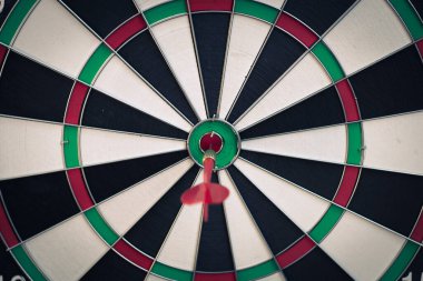 Hedefleme ve kazanma hedefleri için Red Dart Oku atışının merkezini vuruyor..