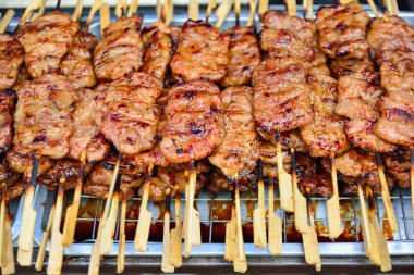 Salamura edilmiş domuz eti, sonra da Tayland yemeği satışı için kızartılmış.