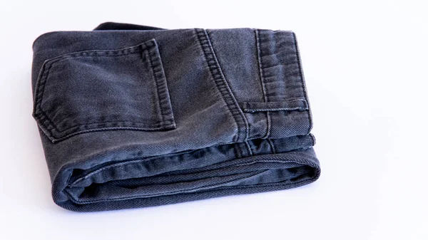 Jeans Auf Dem Hintergrund Blaue Und Schwarze Jeans Liegen Auf — Stockfoto