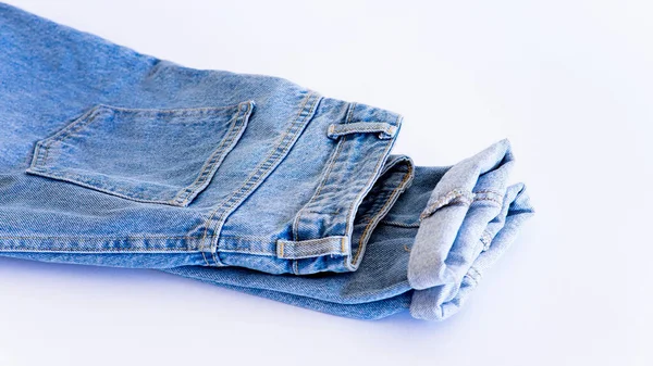 Jeans Fondo Pantalones Vaqueros Azules Negros Encuentran Sobre Fondo Blanco — Foto de Stock
