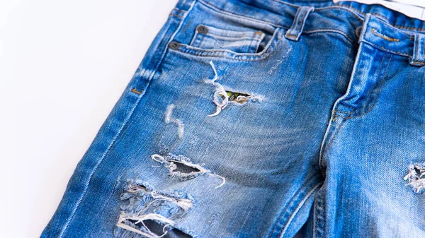 Jeans Bakgrunden Blå Och Svarta Jeans Ligger Vit Bakgrund — Stockfoto