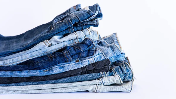 Jeans Bakgrunden Blå Och Svarta Jeans Ligger Vit Bakgrund — Stockfoto