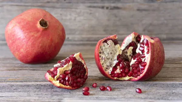 Ahşap Vintage arka planda olgun nar meyveleri