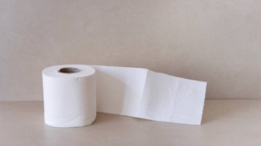 Grunge arka planında tuvalet kağıdı ruloları